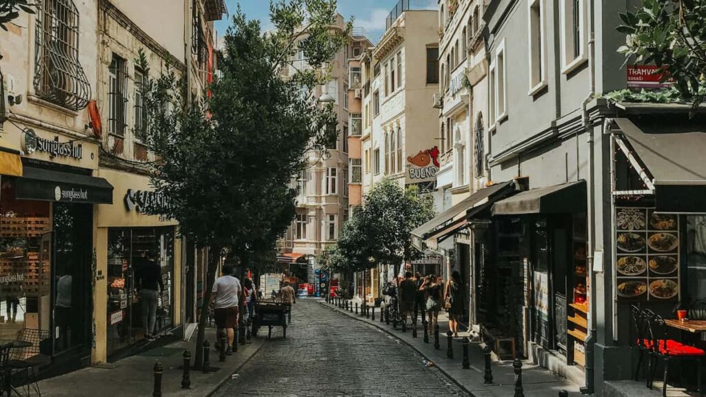 Guia practica para creadores colombianos que quieren conectar con marcas chilenas en LinkedIn y entrar a lanzamientos beta exclusivos.