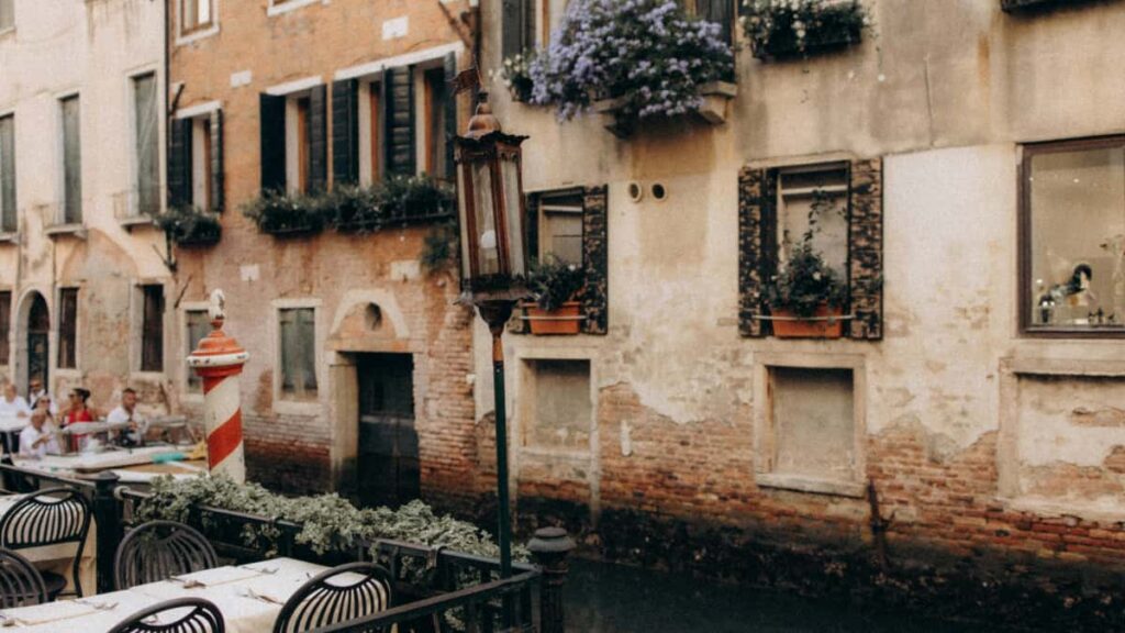 Guia practica para creadores colombianos que quieren contactar marcas estonias y producir videos de reaccion musical en Douyin: pasos, mensajes, ejemplos y herramientas.