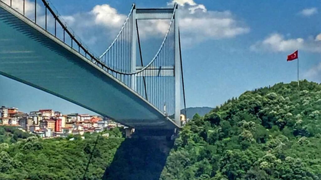 Guia practica para marcas colombianas sobre como localizar, evaluar y contratar creators vietnamitas en Pinterest para mostrar tendencias estacionales de moda.