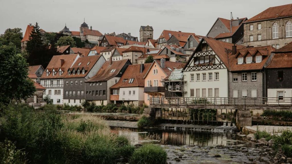 Estrategia paso a paso para contactar marcas de Estonia en VKontakte y producir vlogs de viaje con patrocinio; tacticas, ejemplos y riesgos practicos desde Colombia.