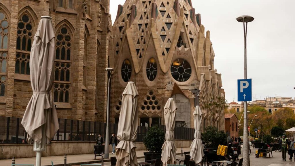 Guia practica para creadores colombianos sobre como localizar y contactar marcas de Kazajistan en Lazada, negociar codigos de descuento temporales y montar campanas cross-border.