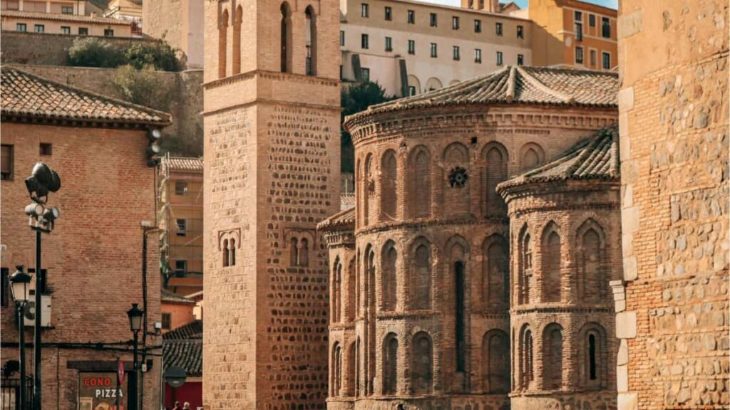 Guia practica para creadores en Colombia: como abordar marcas de Polonia en Reddit, negociar looks con sus productos y convertir colaboraciones en ventas y visibilidad.