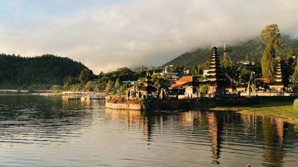 Guia practica para creadores colombianos que quieren contactar marcas espanolas en Twitter y conseguir reviews de hoteles con contenido patrocinado.