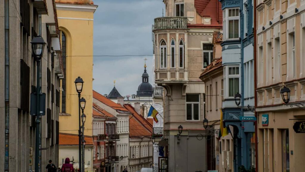 Guia practica para creadores en Colombia que buscan contactar marcas kenianas en Apple Music y revisar plataformas de aprendizaje: estrategias, contactos, ejemplos y pasos accionables.