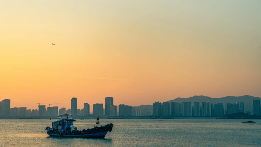 Guia practica para creadores en Colombia que buscan contactar marcas de Tanzania en Josh y entrar a programas de embajadores. Estrategias, ejemplos reales y pasos accionables.