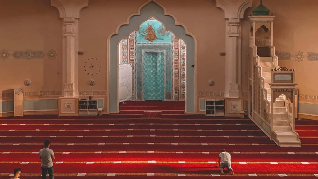 Guia practica para creadores en Colombia que quieren conectar con marcas mongolas en Amazon y promocionar pistas musicales en challenges, con tacticas, ejemplo de outreach y riesgos.