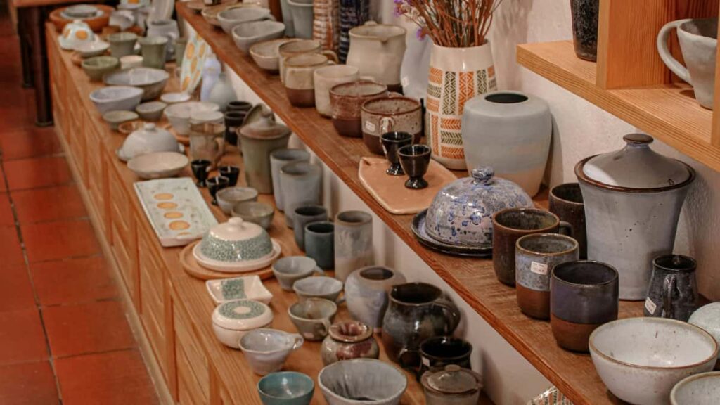 Guia practica para marcas en Colombia que quieren localizar creadores griegos en TikTok y lanzar lineas de suplementos, con estrategias, riesgos y contactos.